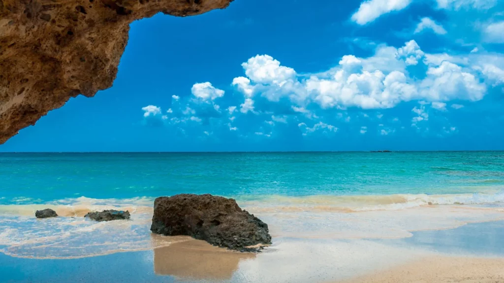 Plage paradisiaque d'Élafonissi en Crète avec sable rose, mer turquoise et ciel bleu