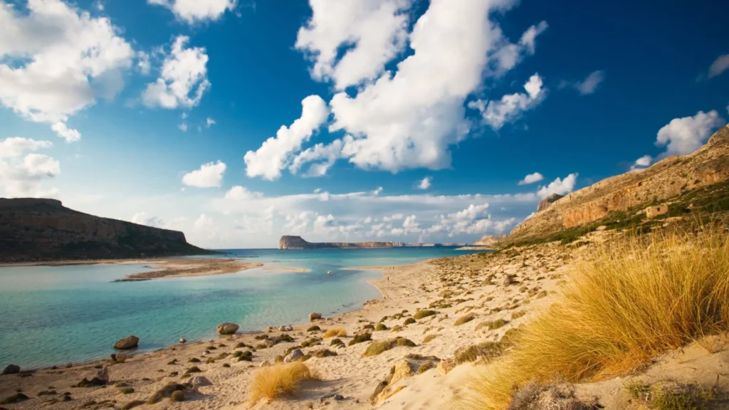 Lagune de Balos en Crète avec ses eaux turquoise, son sable blanc et ses paysages montagneux majestueux