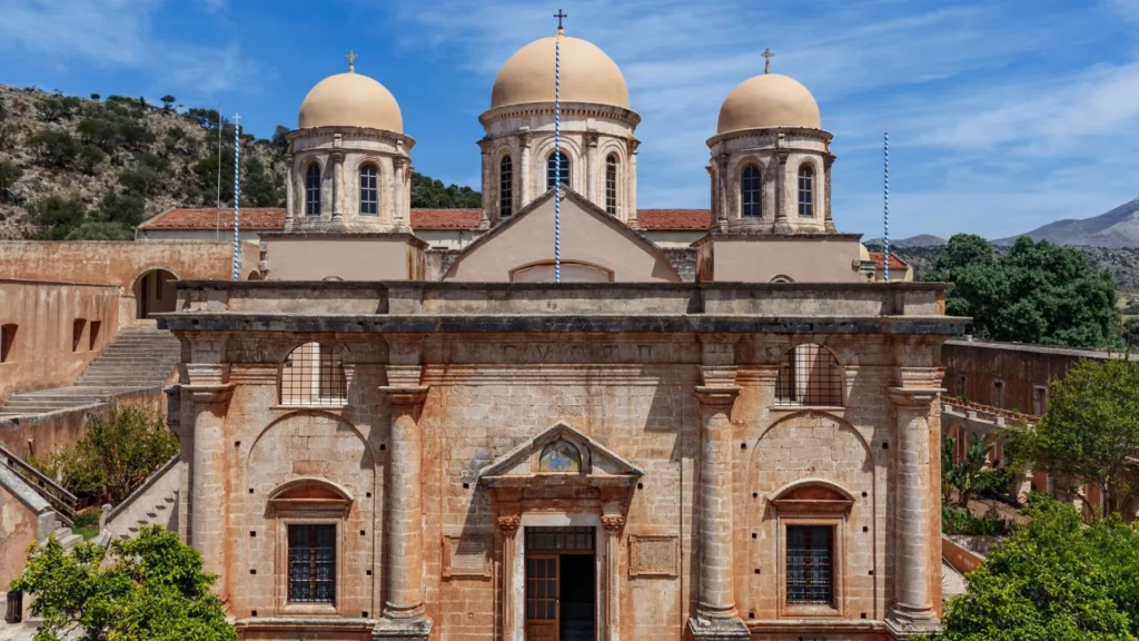 Façade du monastère d'Agia Triada en Crète, avec ses coupoles et son architecture historique impressionnante