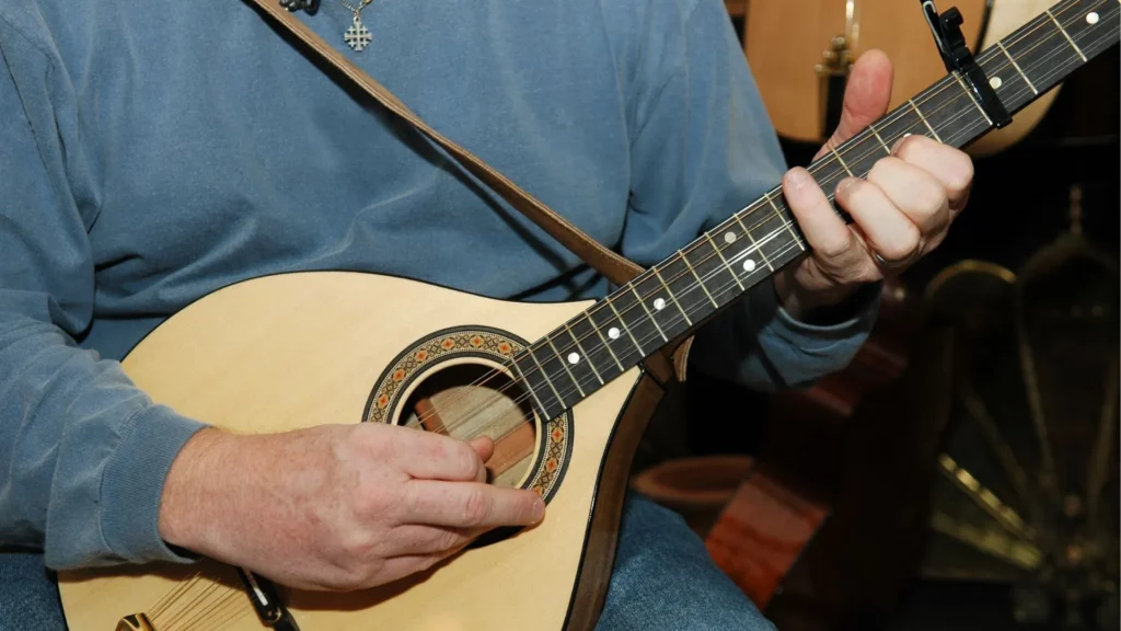 Homme jouant de la lyra, un instrument traditionnel emblématique de la musique et des coutumes en Crète.