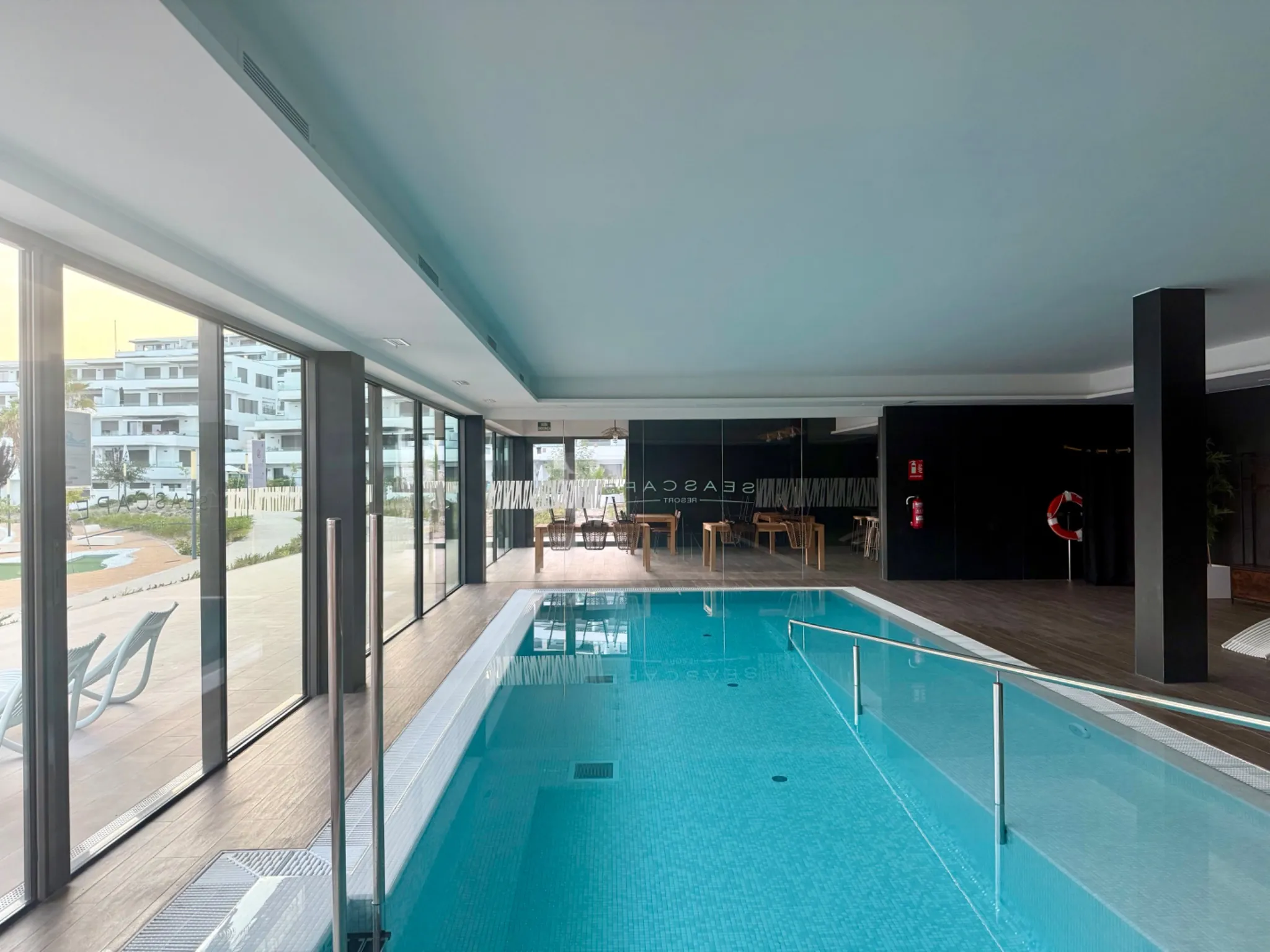 piscine-couverte-résidence-seascape